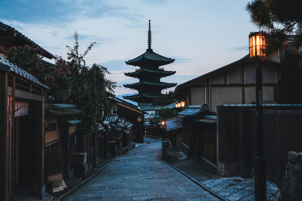 Ruelle pavée d'Higashiyama et pagode Yasaka au crépuscule à Kyoto