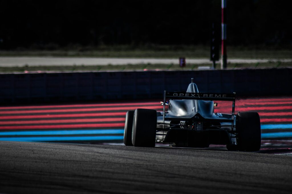 Monoplace de course sur le circuit Paul Ricard pendant une course de Formule 4