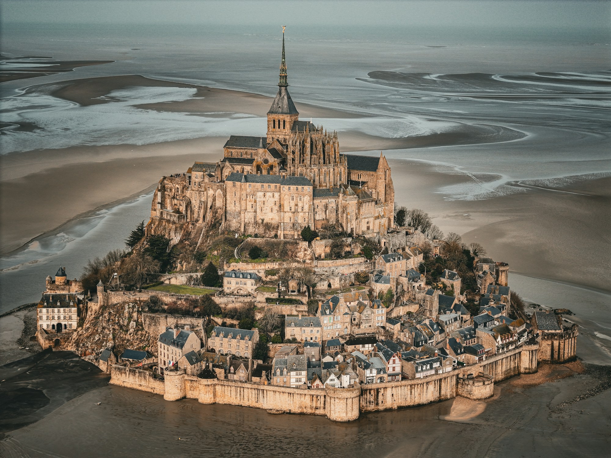 El Mont-Saint-Michel rodeado por el mar durante una gran marea, visto desde el cielo