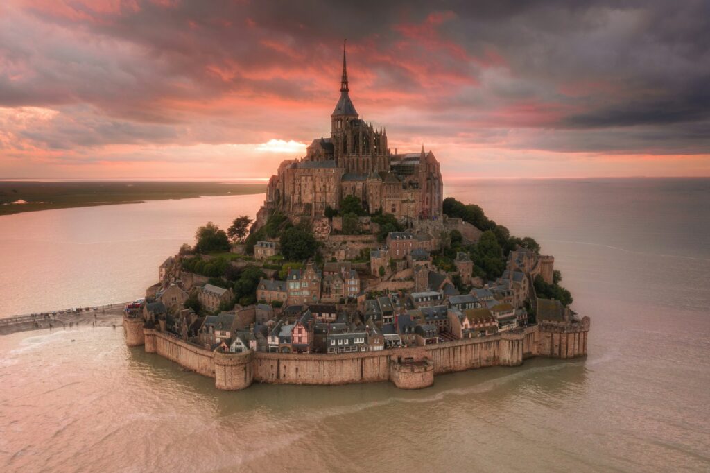 Le Mont-Saint-Michel entouré par la mer lors d'une grande marée, vu du ciel