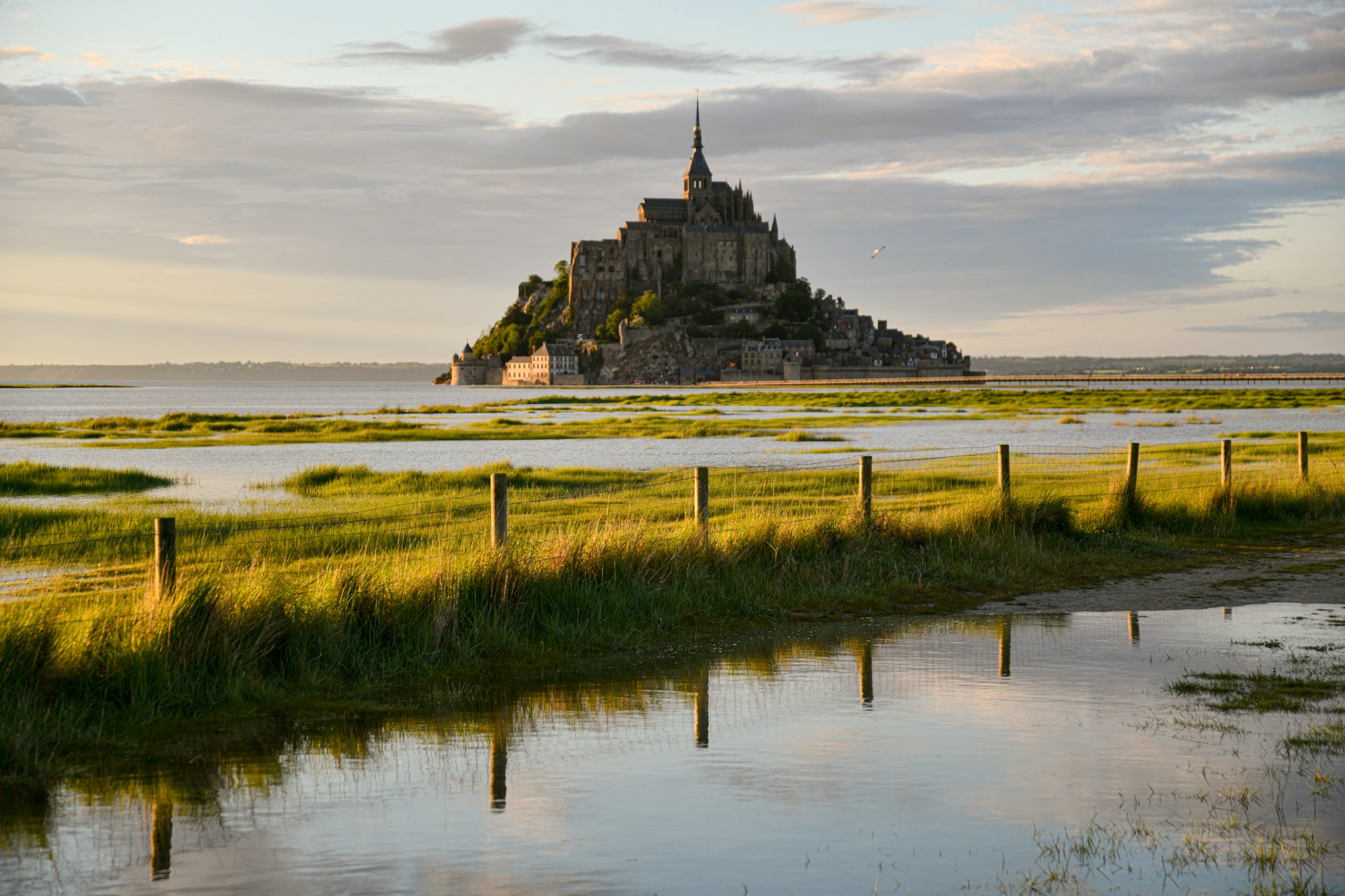 Puesta de sol sobre el Mont-Saint-Michel y la bahía, durante la marea creciente