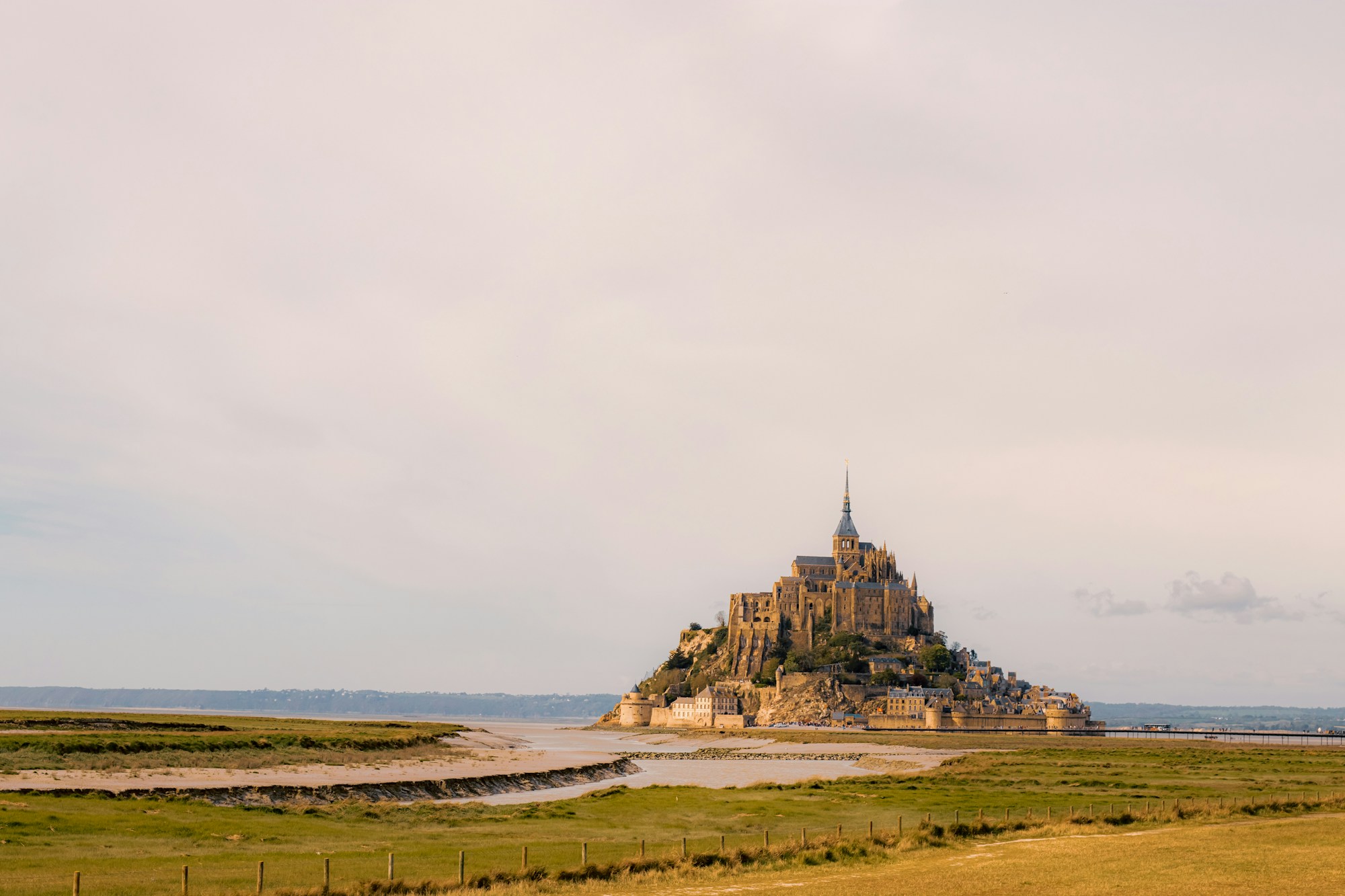El Mont-Saint-Michel en marea baja, con la llanura de marea y las arenas al descubierto