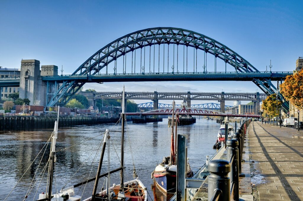 Vue sur les arches du Tyne Bridge et le Quayside de Newcastle et Gateshead