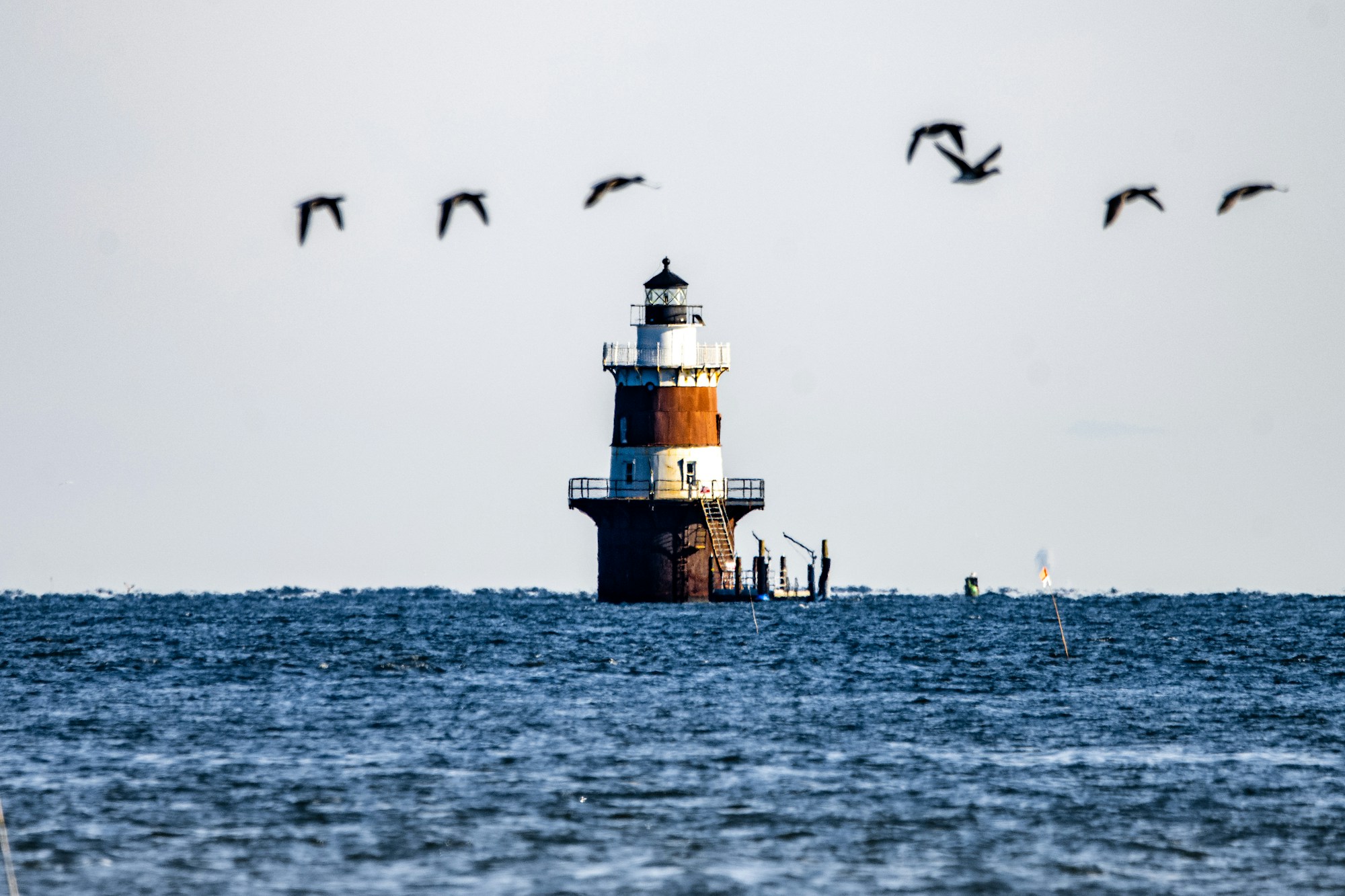 Un phare sur le littoral du nord-est de l'Angleterre, face à la mer du Nord