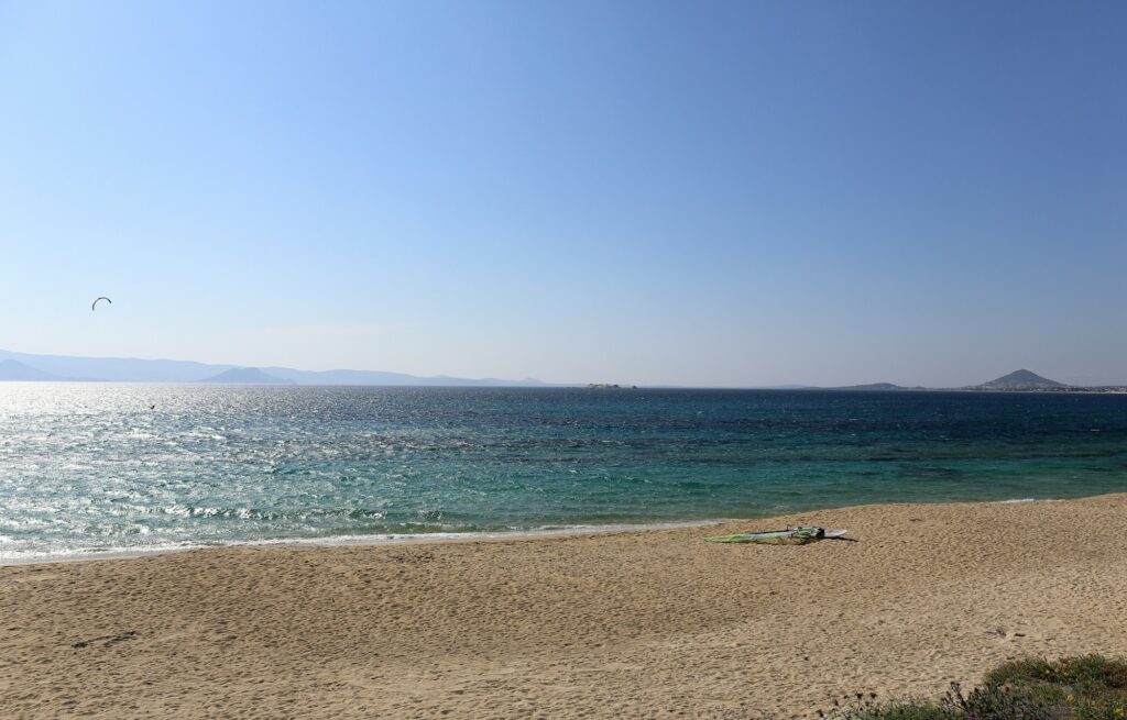 Plage de sable et eaux turquoise à Naxos, Cyclades, loin de la foule de Santorin et Mykonos