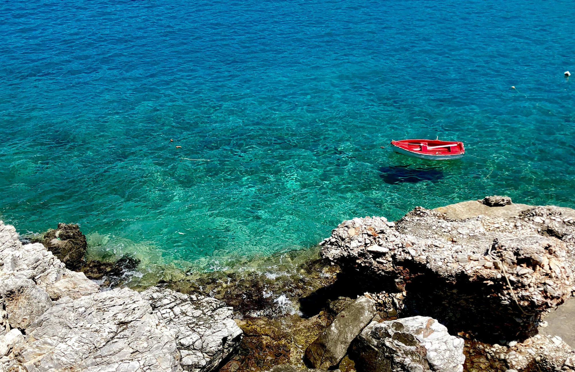 Piccolo porto tradizionale di Folegandros, Cicladi, isola senza aeroporto