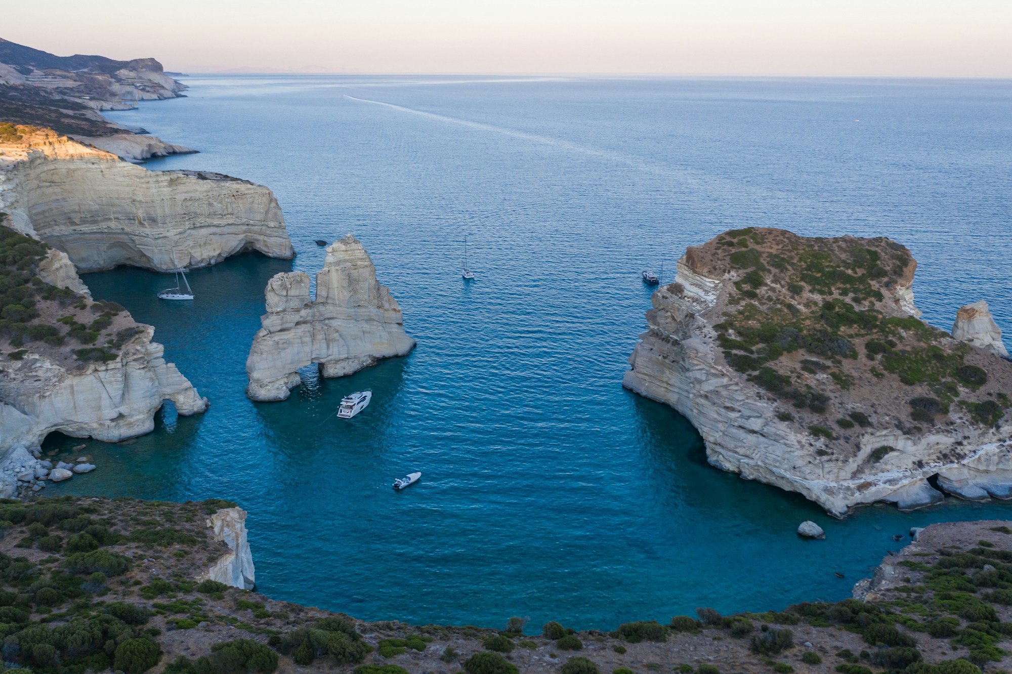 Grotta marina di Kleftiko a Milos, raggiungibile solo con un'escursione in barca