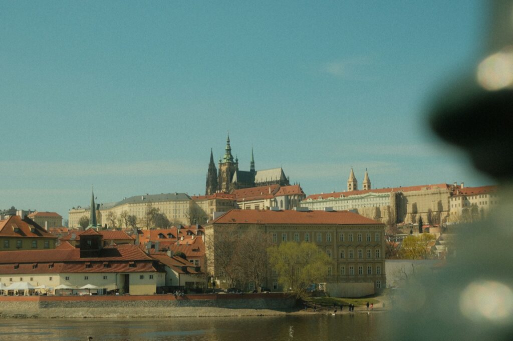 Vue sur Malá Strana et le château de Prague depuis la Vltava
