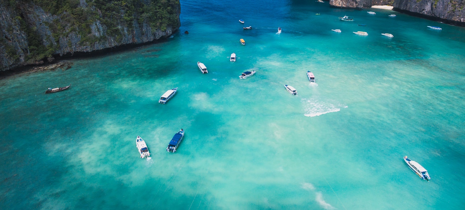 Falaises calcaires et eaux turquoise de Maya Bay aux îles Phi Phi