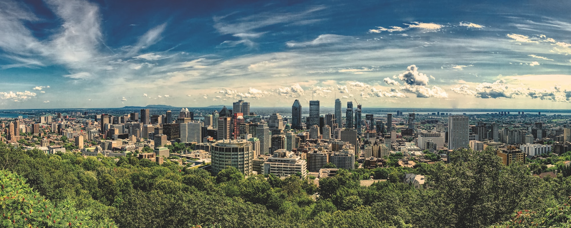 Silueta de Montreal y sus torres vista desde el río San Lorenzo