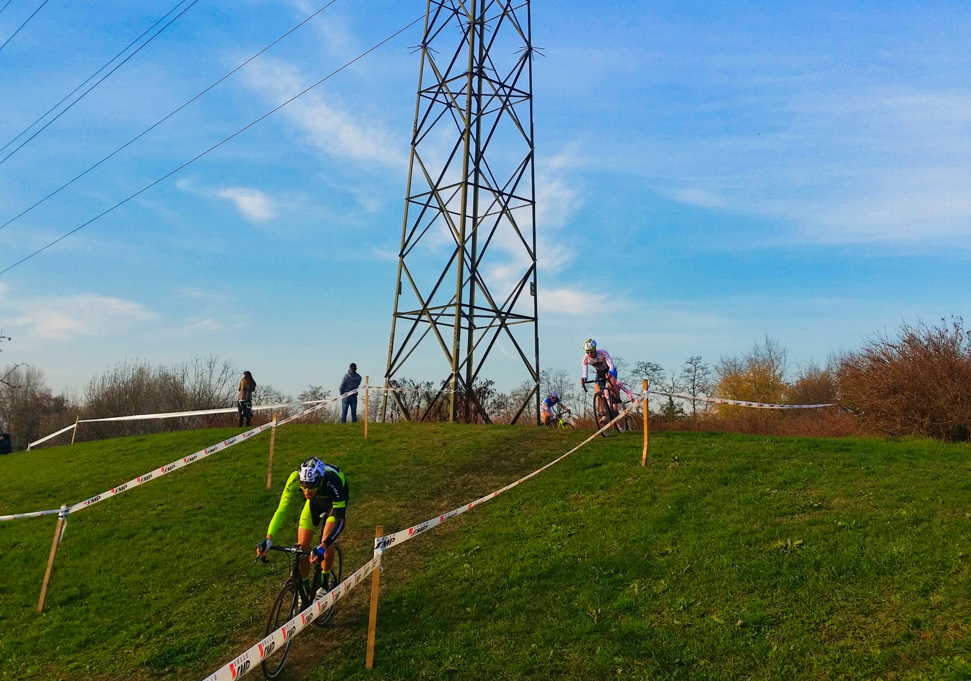 Ciclistas subiendo una cuesta durante una carrera en ruta