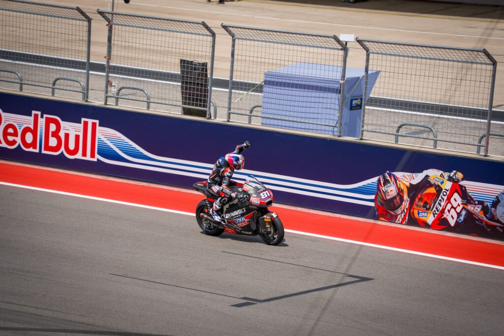 Pilote de MotoGP sur le Red Bull Ring avec la bannière Red Bull en arrière-plan