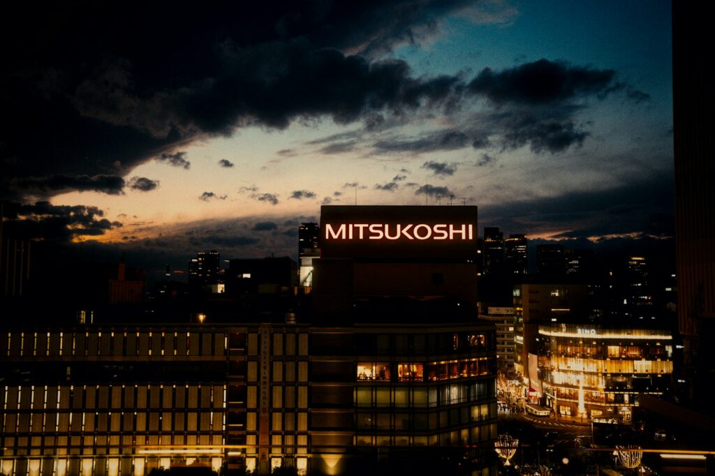 Nagoya au crépuscule, quartier de Sakae avec le grand magasin Mitsukoshi illuminé