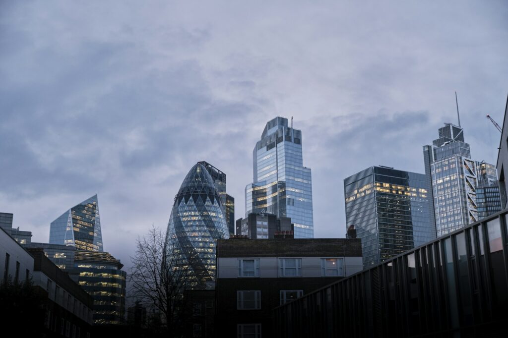 Silhouette de Londres au coucher du soleil, vue depuis Commercial Street