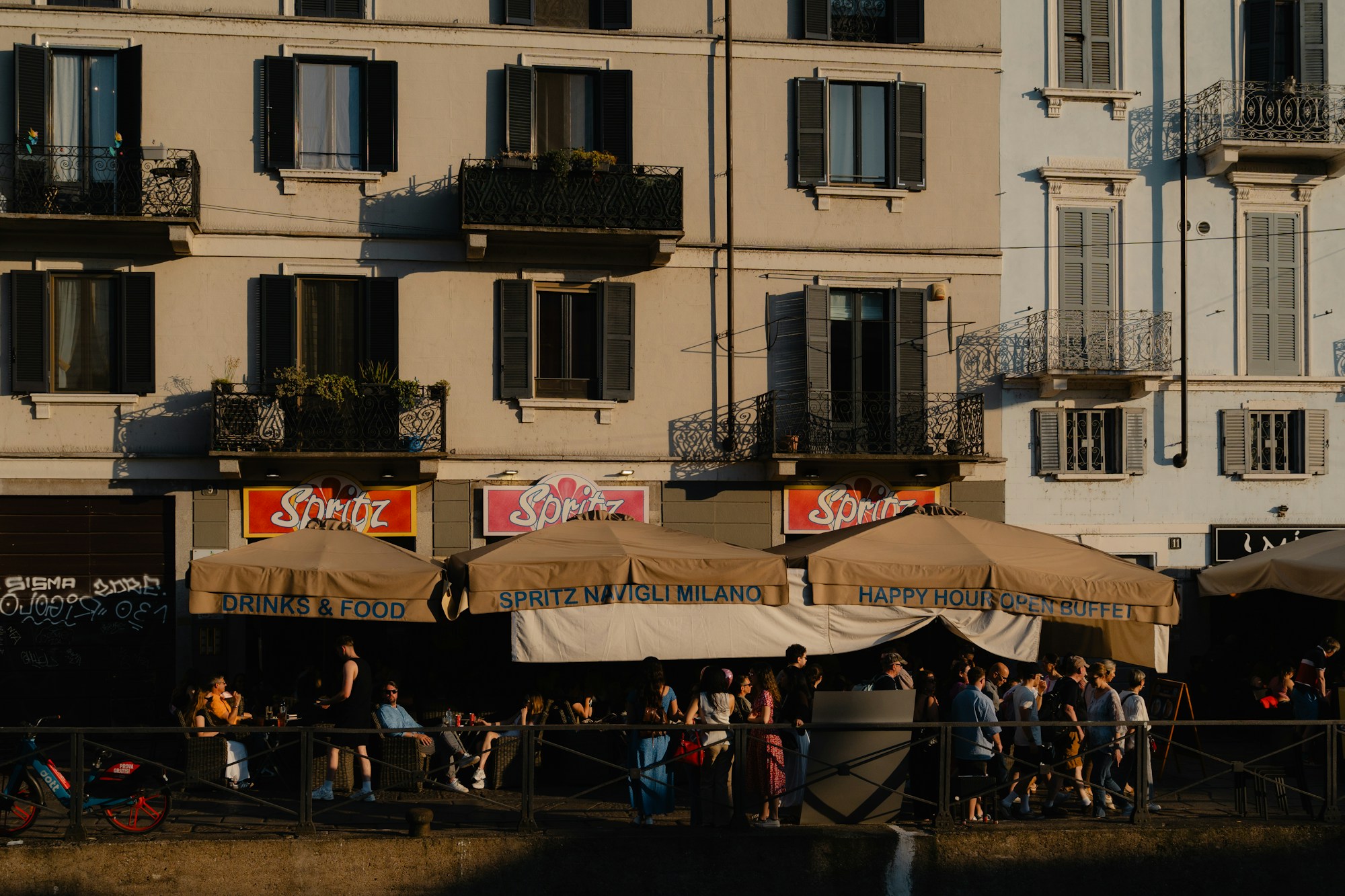 Terrasses animées au bord des Navigli à Milan à l'heure de l'apéritif