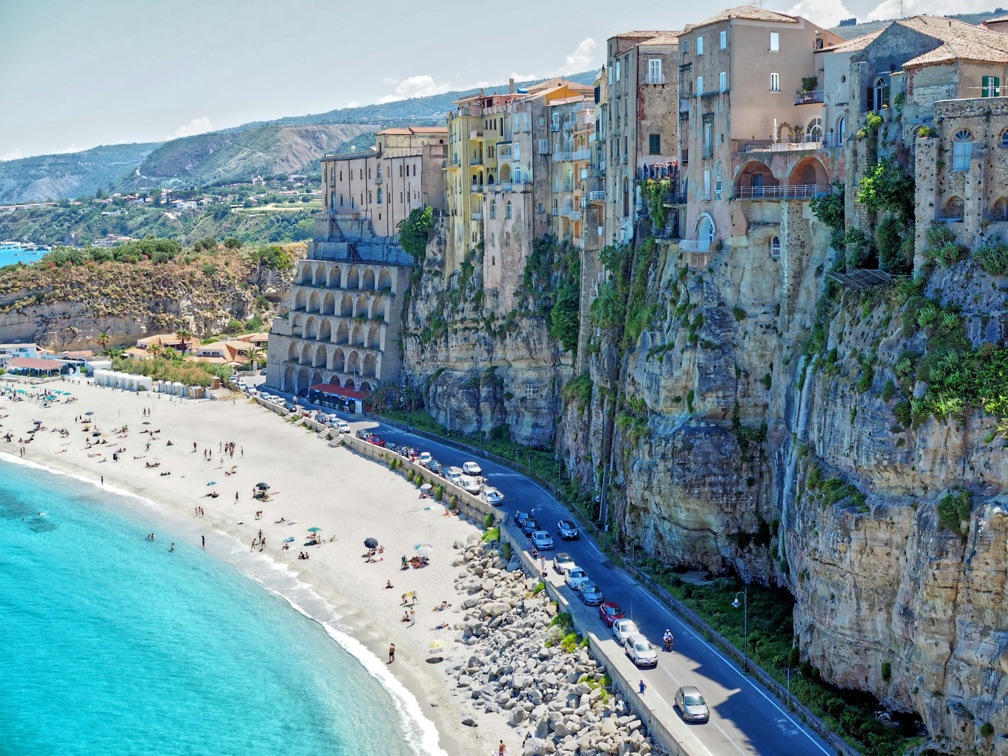 Tropea perchée sur sa falaise au-dessus de la plage et de la mer turquoise, en Calabre