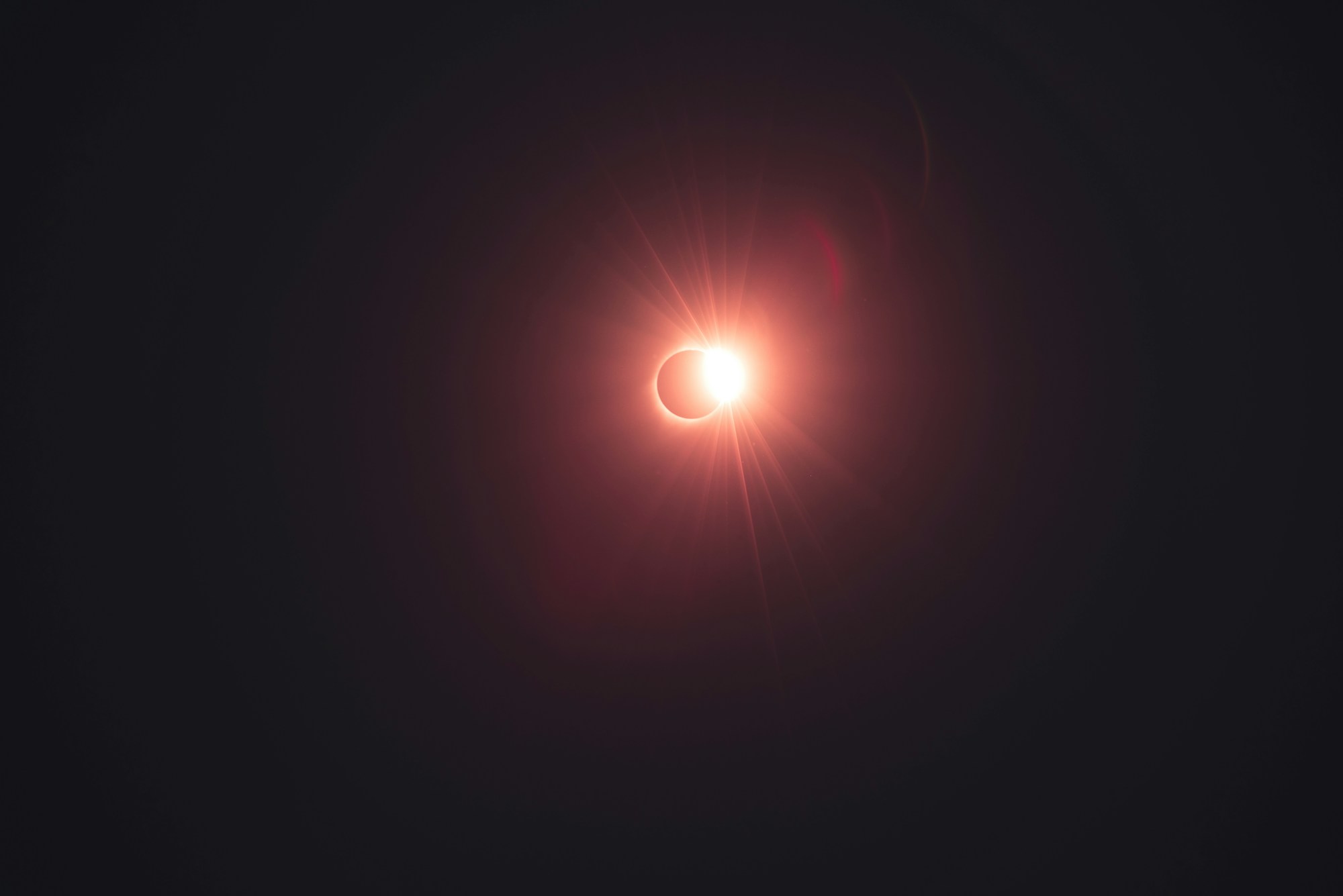 Anneau de diamant lors d'une éclipse solaire totale, instant qui suit la totalité
