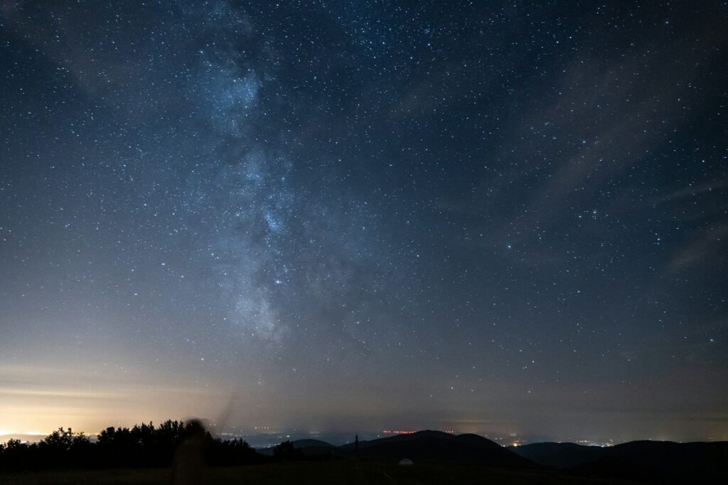 Voie lactée et ciel étoilé au-dessus des montagnes en Alsace, France