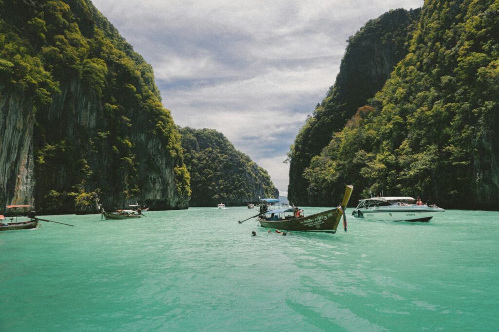 Vue aérienne des îles Phi Phi et de leurs eaux turquoise en Thaïlande
