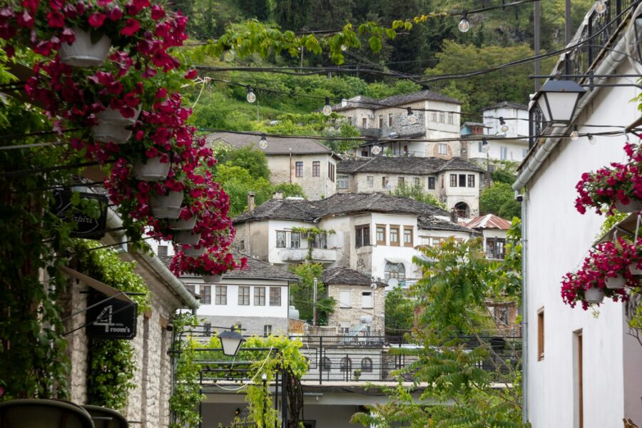 Vue sur les toits de pierre de Gjirokastër, en Albanie du sud