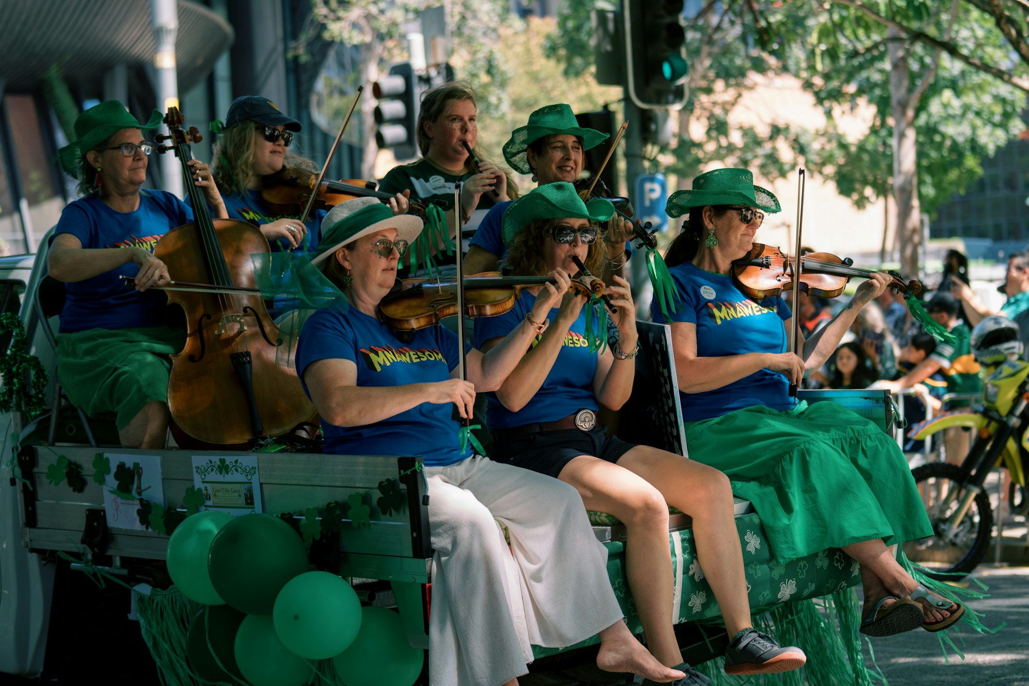 Banda di strada e musiciste durante una parata popolare