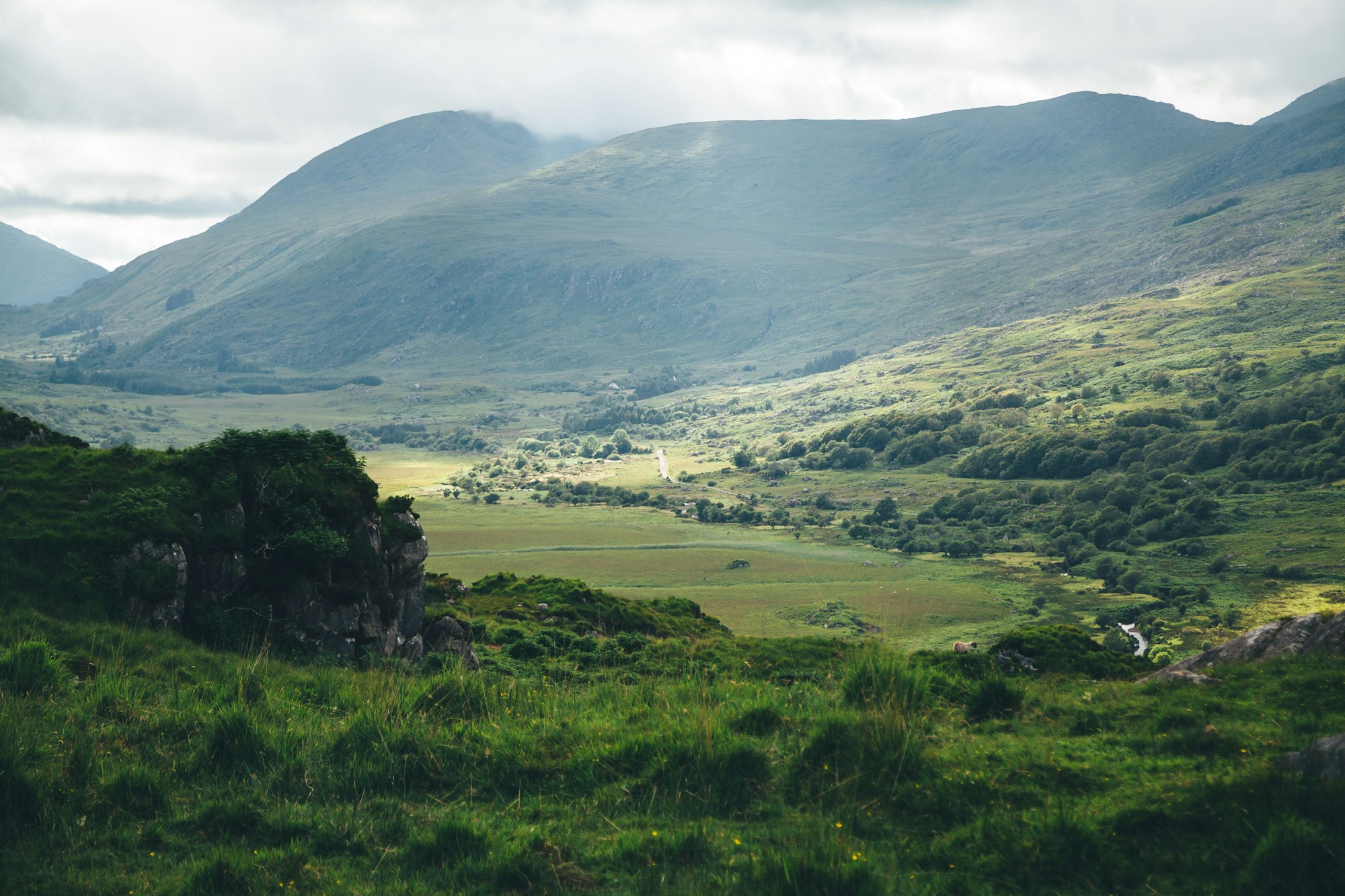Valle montana verdeggiante nelle MacGillycuddy's Reeks, contea di Kerry