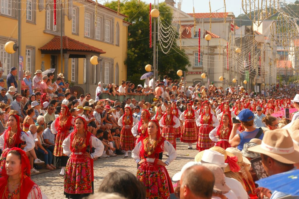 Personnes en costume traditionnel defilant dans une rue lors de la Romaria d'Agonia a Viana do Castelo