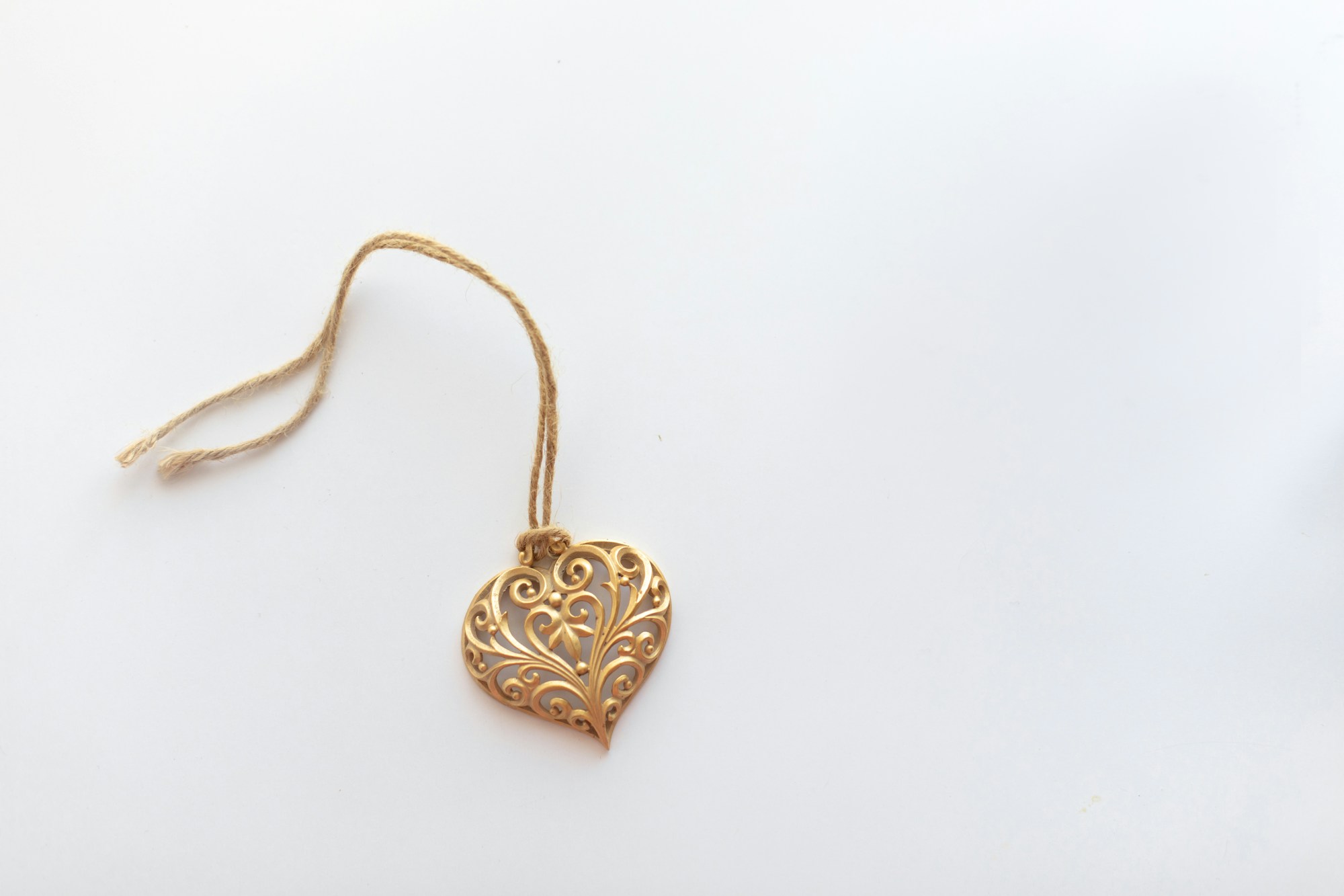 Gold heart-shaped earrings, in the style of the traditional Coração de Viana