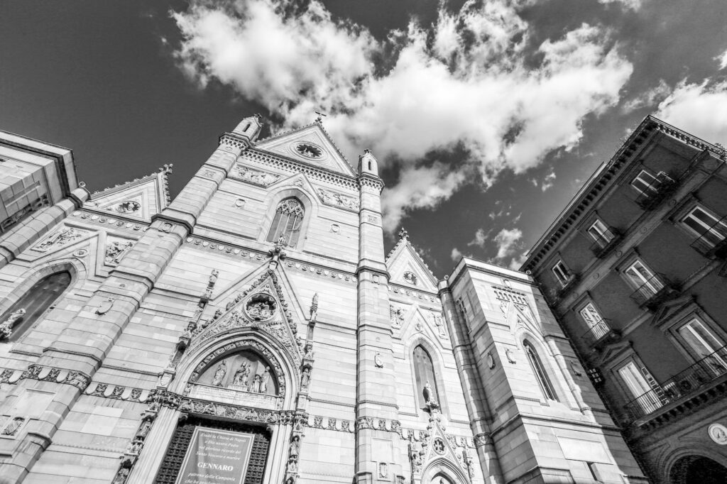 Façade de la cathédrale de Naples (Duomo) avant la fête de San Gennaro