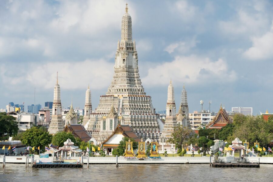 Le temple Wat Arun et son prang central au bord du Chao Phraya, à Bangkok