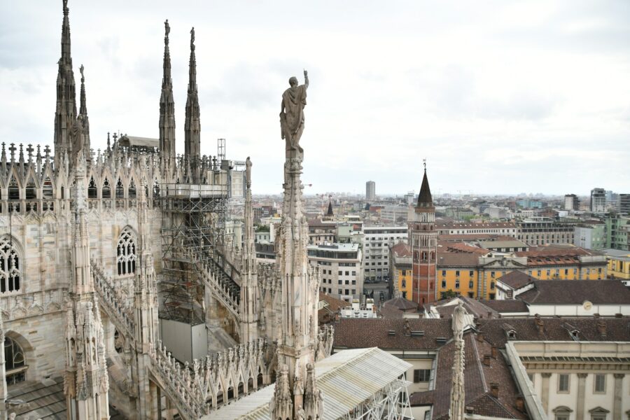 Les terrasses du Duomo de Milan, entre flèches de marbre et statues gothiques