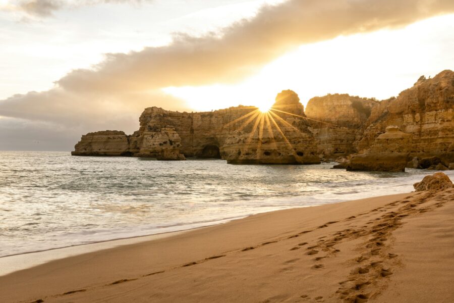 Falaises ocre et criques de la côte de l'Algarve, au Portugal
