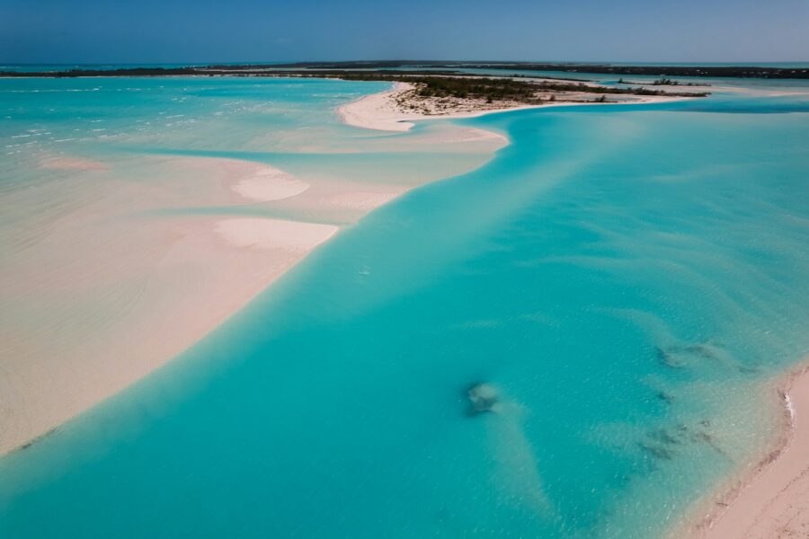 Banc de sable et eaux turquoise des Exumas, aux Bahamas, à marée basse