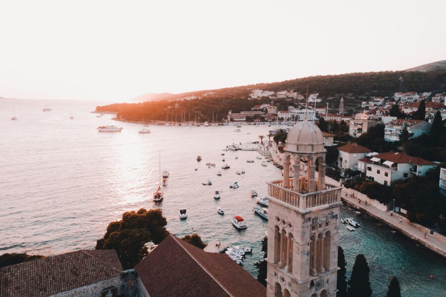 Le port de Hvar, ses maisons de pierre et ses bateaux amarrés à la tombée du jour, en Dalmatie