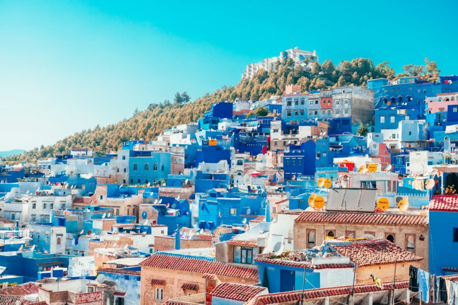 Les toits et façades bleues de la médina de Chefchaouen, adossée aux montagnes du Rif marocain