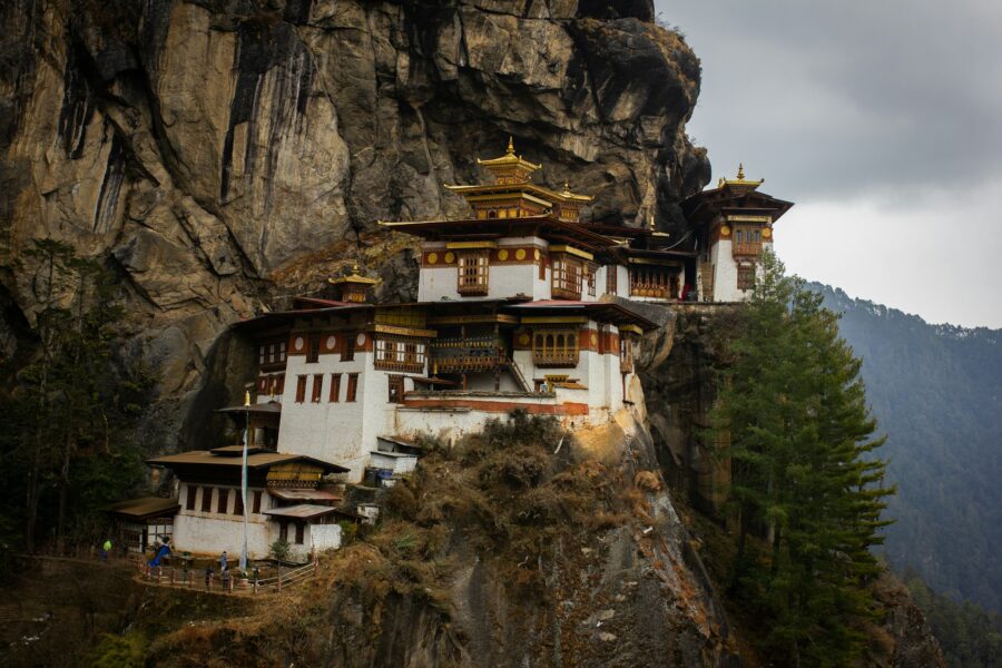 Le monastère de Taktsang accroché à la falaise au-dessus de la vallée de Paro, au Bhoutan