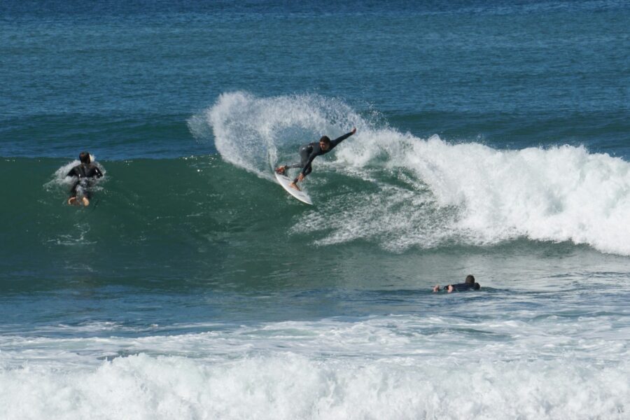 Un surfeur sur une vague à Ribeira d'Ilhas, Ericeira, côte atlantique du Portugal