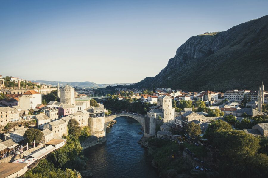 Vue aérienne de Mostar et du Stari Most au-dessus de la Neretva