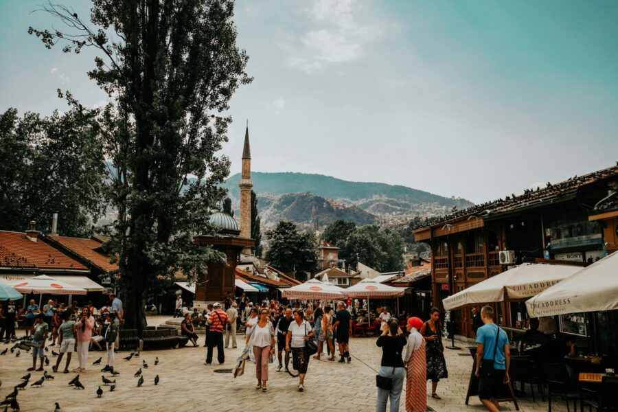 Rue animée de la vieille ville de Sarajevo, Bosnie-Herzégovine