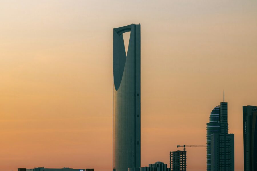 La tour Kingdom Centre de Riyad se découpe sur un ciel orangé au crépuscule