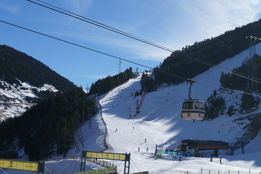 Télécabines au-dessus des pentes enneigées de Soldeu, en Andorre
