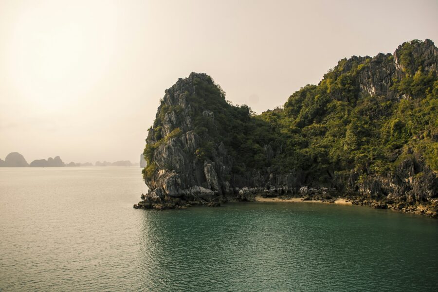 Pitons karstiques émergeant de la mer dans la baie d'Ha Long, au nord du Vietnam