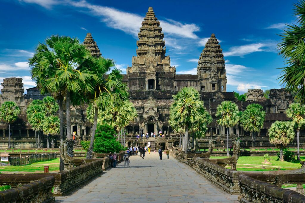 Allée de pierre menant au temple d'Angkor Vat au Cambodge
