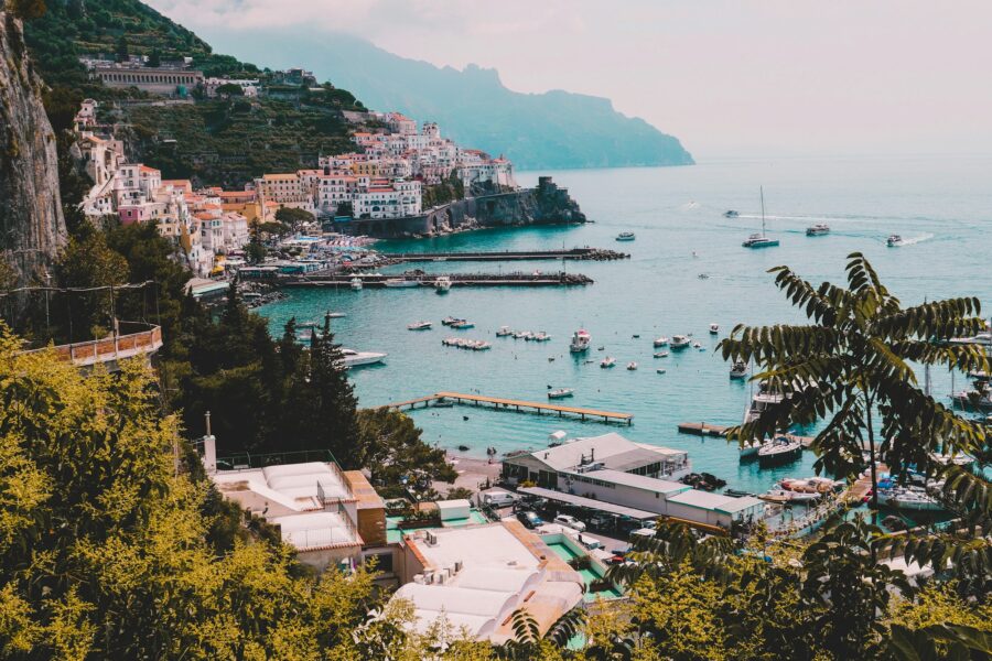 Les maisons colorées d'un village de la côte amalfitaine étagées au-dessus de la mer Tyrrhénienne