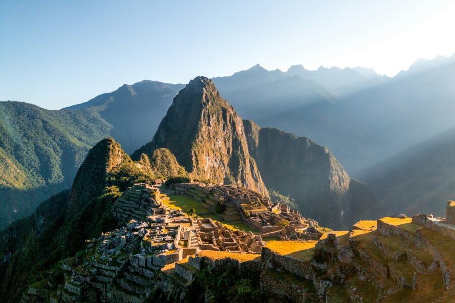 La cité inca de Machu Picchu au lever du soleil, dominée par le Huayna Picchu, dans la vallée de l'Urubamba au Pérou