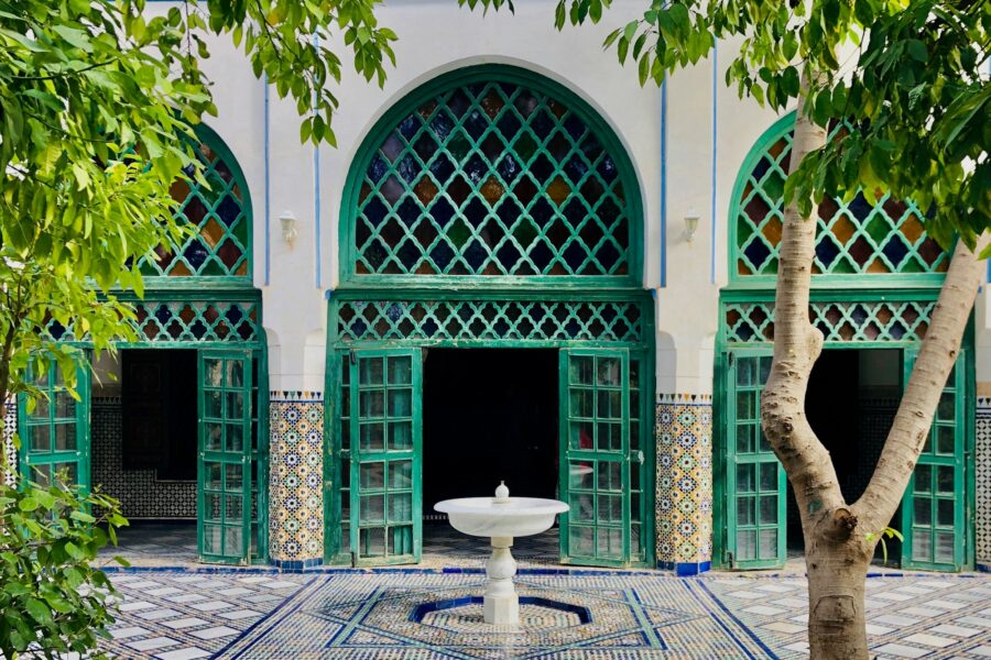Palmiers et mur bleu Majorelle dans le jardin créé par Jacques Majorelle à Marrakech