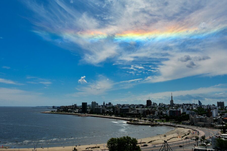 Montevideo au bord du Rio de la Plata, vue sur la ville et le fleuve depuis la côte