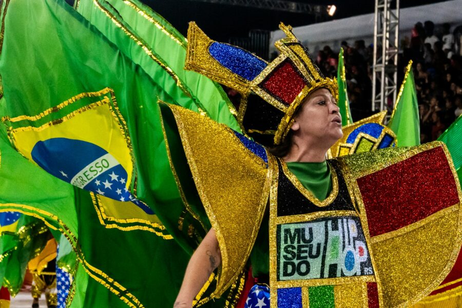 Danseuse en costume de carnaval brésilien avec des drapeaux du Brésil pendant le Carnaval de Rio de Janeiro