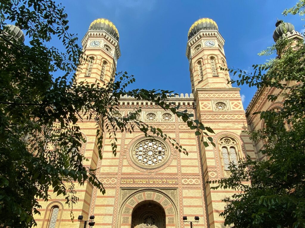 Façade mauresque de la grande synagogue de la rue Dohány à Budapest