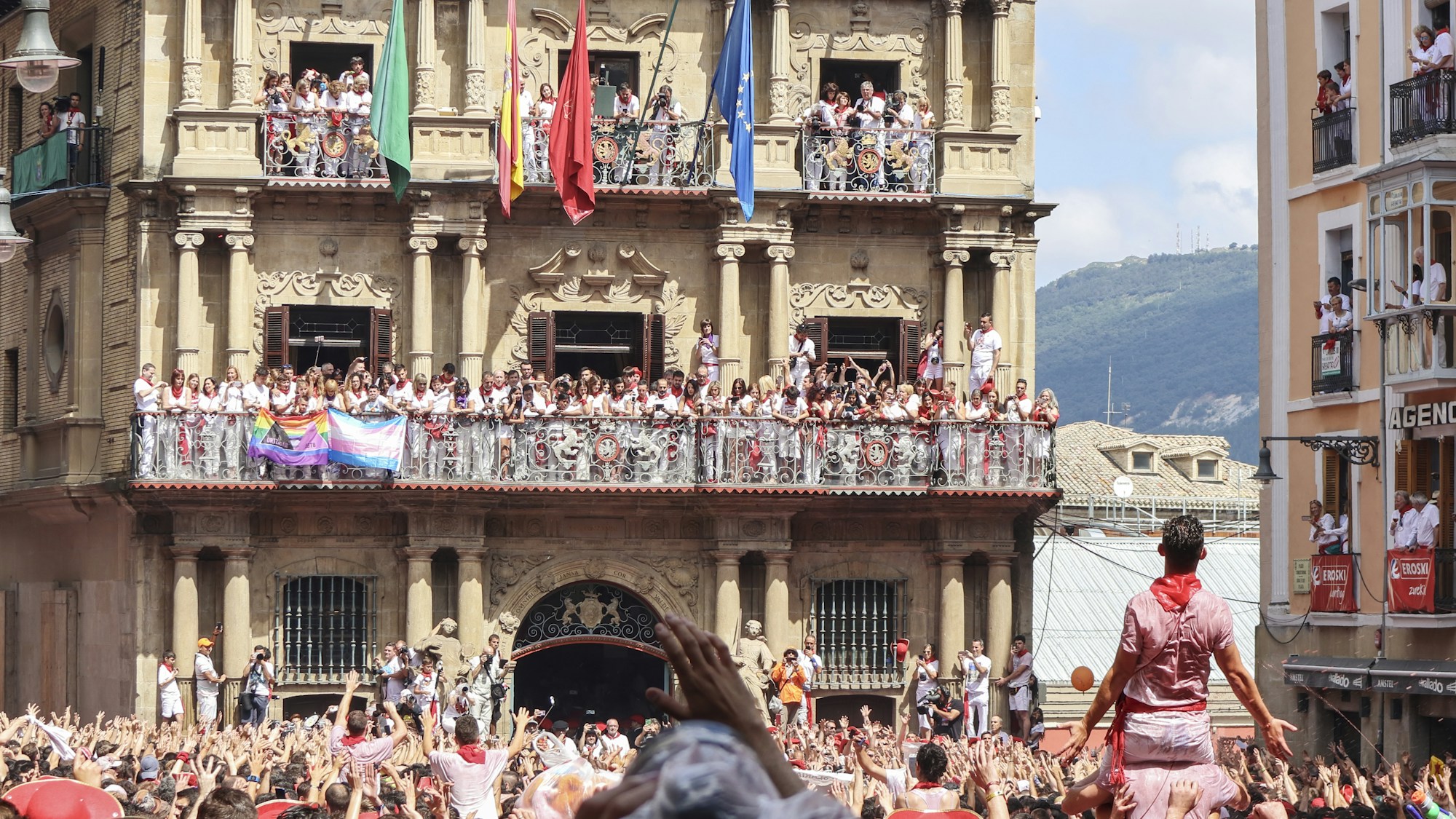 Riesige Menschenmenge beim Chupinazo, dem Raketenstart, der die spanischen Fiestas eröffnet